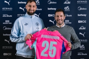 門將強(qiáng)援！曼城社媒曬多納魯馬亮相照片：他來(lái)了??