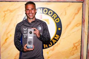 下一站豪門？42歲范佩西當(dāng)選荷甲月最佳主帥，3戰(zhàn)全勝領(lǐng)跑積分榜