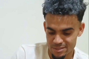 愛(ài)不釋手！迪亞斯獲贈(zèng)PS5手柄，背面印有若塔的名字