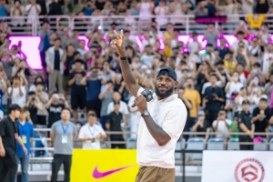 上交女籃球員：跟詹姆斯握手時(shí)我感受到了他的手上有很多繭子