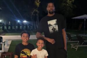 KD在火箭的老熟人！DJ-奧古斯汀曬倆兒子和杜蘭特合影：杜叔叔