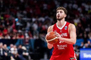 防守大閘！申京首節(jié)3中1得3分1助但送出3帽 2次犯規(guī)是隱患