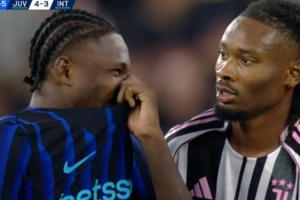 米體：圖拉姆向國(guó)米全隊(duì)解釋被絕殺后發(fā)笑原因，調(diào)侃弟弟犯規(guī)在先