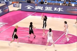 4打6？女籃錦標(biāo)賽河北隊搶下籃板球后球員竟向自家籃筐投籃