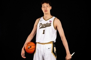 要被瘋搶了！媒體人：晚上快12點 普度大學(xué)教練組依然在等郇斯楠