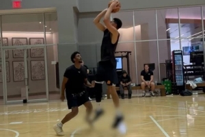 留點(diǎn)懸念！訓(xùn)練師曬布克訓(xùn)練集錦 上腳最新簽名鞋但被打上馬賽克