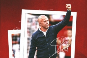 利物浦為斯洛特慶祝47歲生日，他率隊(duì)61戰(zhàn)42勝并拿到英超冠軍