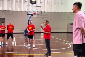 中國U16女籃出征亞洲杯前的動員儀式 杜鋒來到現(xiàn)場給姑娘們加油