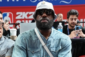 夸梅：老詹退役后會(huì)無聊但絕不會(huì)去搬磚 建支自己的球隊(duì)能夠理解