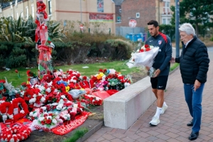 紀(jì)念若塔，馬競(jìng)主席塞雷佐和隊(duì)長(zhǎng)科克在安菲爾德球場(chǎng)外為其獻(xiàn)花