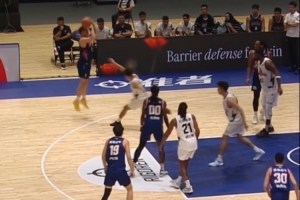 三分射手！香港金牛董健展現(xiàn)外線投射能力 命中4記三分拿13分3板