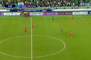 第80分鐘，國(guó)安和河內(nèi)球員爆發(fā)激烈沖突，觀眾席朝場(chǎng)內(nèi)扔下水瓶