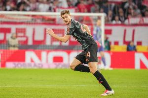 拜仁官方：斯坦尼西奇右膝內(nèi)側(cè)韌帶部分受傷，將暫時(shí)缺席