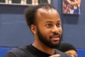 瞬間老了20歲??穆迪在大通中心參加球隊(duì)活動(dòng) 發(fā)際線非常危險(xiǎn)