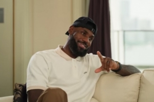 詹姆斯：我和朋友打高爾夫時(shí)不太被人打擾 在上海我們冒著大雨打