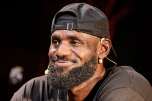 詹姆斯：我從高中起成名已久 沒(méi)法帶女兒去游樂(lè)園 但我仍享受生活