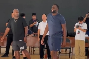 追夢指導(dǎo)上線！德雷蒙德-格林現(xiàn)身浙BA訓(xùn)練賽 并在場邊進行了指導(dǎo)