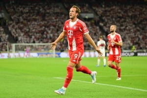 打服了！記者：當(dāng)時(shí)覺(jué)得凱恩太貴不值當(dāng)，現(xiàn)在我愿為他鋪毛巾