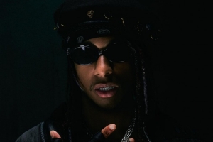 酷????奧利塞社媒曬嘻哈風(fēng)格裝扮照片