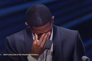 喜極而泣！登貝萊當(dāng)選2025年金球獎，發(fā)表獲獎感言時激動落淚