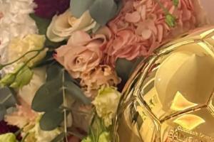 頒獎(jiǎng)典禮未見身影！登貝萊妻子INS曬出一束鮮花和金球獎(jiǎng)獎(jiǎng)杯