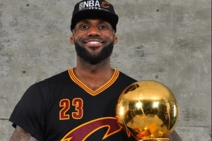 記者：詹姆斯的雕像應(yīng)建在克利夫蘭 湖人和熱火只需退役他的球衣