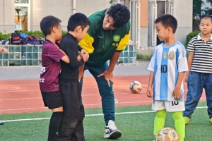 國安球員走進北京小學翡翠城分校，開展足球公益課活動