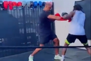 這回范喬丹沒法陪你了！火箭主帥烏度卡進(jìn)行拳擊訓(xùn)練