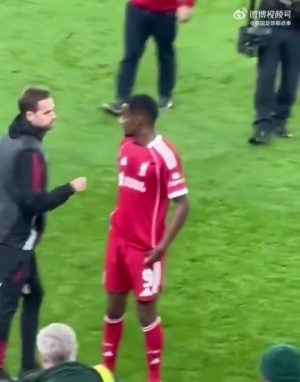 中場加練！伊薩克中場時被工作人員攔下要求進行折返跑，欣然接受