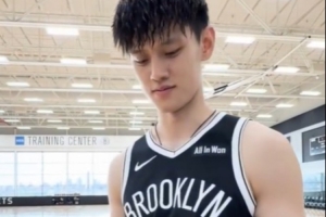 來(lái)自哈爾濱的曾凡博當(dāng)評(píng)委 來(lái)評(píng)評(píng)籃網(wǎng)隊(duì)友們的東北話