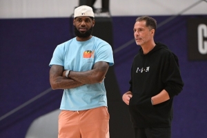 隊(duì)記：我問(wèn)佩林卡假如明年老詹想跟湖人續(xù)約？他避談續(xù)約只說(shuō)退役