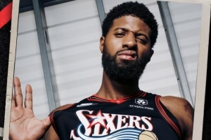 還挺帥！喬治中文社媒曬自己身穿76人經(jīng)典黑色球衣照：英雄歸來