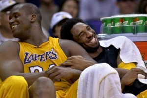 楊毅：奧尼爾巔峰期短 科比常規(guī)賽會(huì)胡來(lái)但在季后賽知道傳給鯊魚(yú)