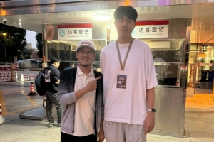 楊毅曬和大郅兒子合照：和他爸聲音一模一樣 不同點(diǎn)是小伙有微信