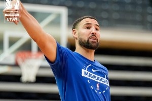 獨(dú)行俠曬球隊(duì)訓(xùn)練照 濃眉已經(jīng)戴上護(hù)目鏡 克萊弗拉格齊亮相