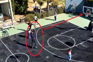 詹姆斯要求好友配音模仿比賽最后時刻緊張氛圍 自己連續(xù)三投不中