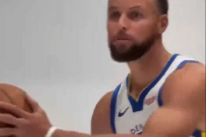 致敬隊(duì)史傳奇！庫(kù)里定妝照拍攝模仿內(nèi)特-瑟蒙德海報(bào)動(dòng)作