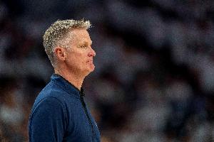 鄧?yán)S：我當(dāng)然希望科爾能長(zhǎng)期留隊(duì) 只要他愿意隨時(shí)可以續(xù)約！