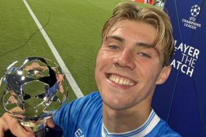 是真的開心??霍伊倫和歐冠最佳獎(jiǎng)杯自拍，笑容燦爛簡直爆表