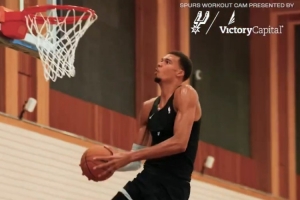 這天賦！馬刺官媒曬訓(xùn)練營的視頻：文班亞馬快攻中秀背扣