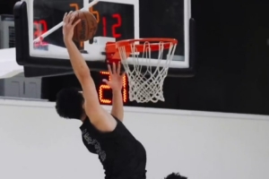 抵達(dá)美國！龍獅NBA季前賽備戰(zhàn)首場(chǎng)訓(xùn)練賽 尋找狀態(tài)激發(fā)潛能中