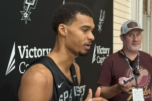 米奇-約翰遜：文班現(xiàn)在身體很健康 看到他重返球場感覺很棒