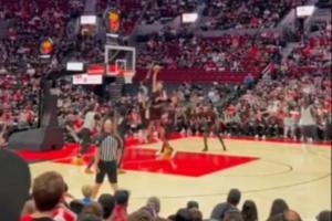 想什么呢？開拓者后衛(wèi)單手欲挑戰(zhàn)楊瀚森 小楊大帽拒絕+長傳格蘭特