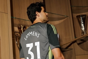 首秀已獲認(rèn)可??曼聯(lián)球迷向拉門斯獻(xiàn)曲：你是舒梅切爾假扮的嗎