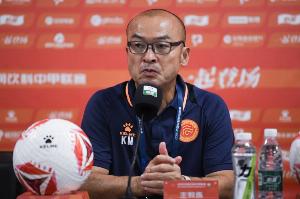 阿薩莫阿被推撞到廣告牌！前田浩二怒批：重慶這么想贏？不丟人嗎