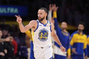 假期沒落下學(xué)習(xí)！庫(kù)里首節(jié)5中4&三分3中2轟11分&命中沒站穩(wěn)三分