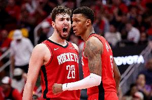 都奇準(zhǔn)無(wú)比！火箭上半場(chǎng)三分13中8&申京2中2 老鷹15中8