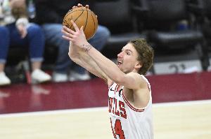 打得不錯(cuò)！布澤利斯半場8中4拿到10分 搶到5個(gè)前場籃板