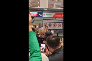 記者：部分國安球迷前往機(jī)場(chǎng)為塞蒂恩送行，張?jiān)春瑴I送別