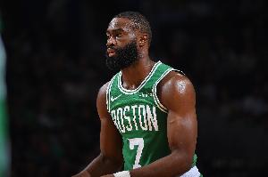 憋壞了這是！杰倫-布朗打滿首節(jié) 7中4&罰球6中5轟下15分！